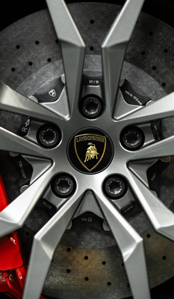 the wheel of a lamborghini car
